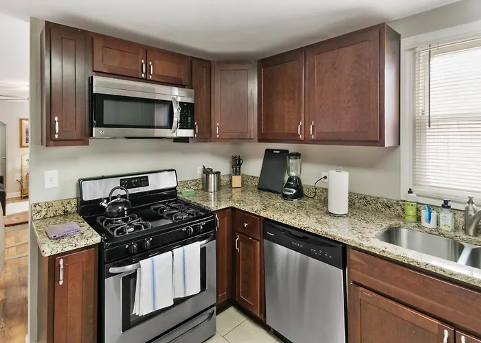 Modern In Dt Near Naval Base *