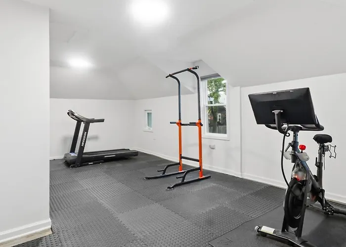 Modern In Dt Near Naval Base Apartment *